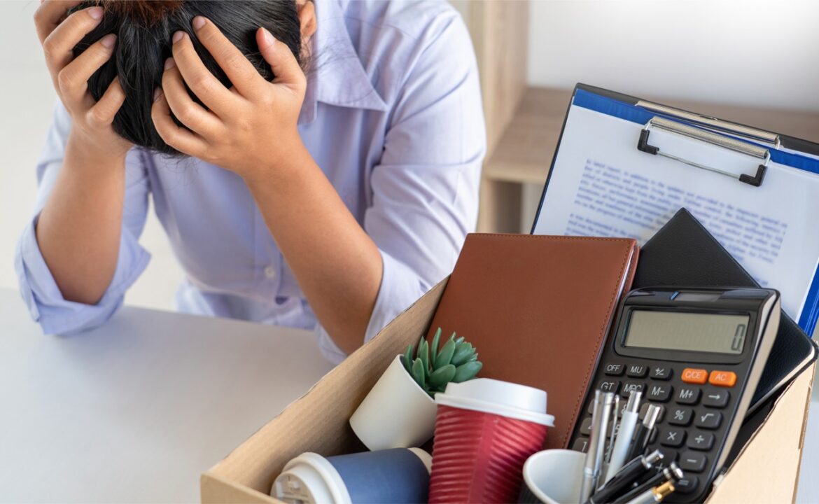 Femme d'affaires emballage boîte en carton brun son appartenance après démission et signature de la lettre de contrat d'annulation