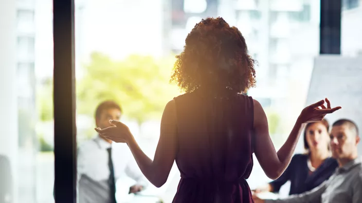 Une formatrice qui aide les employés à rester compétitifs sur le marché du travail