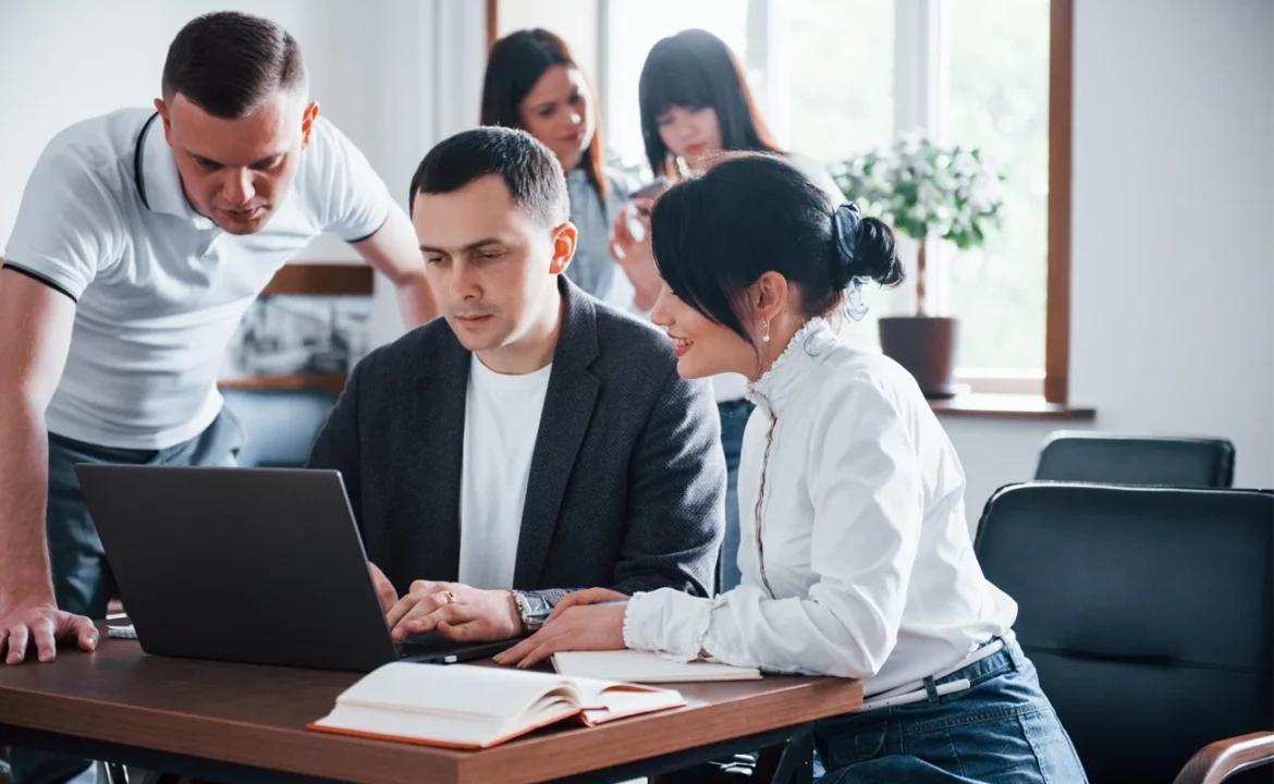 une équipe qui travail ensemble sur pc