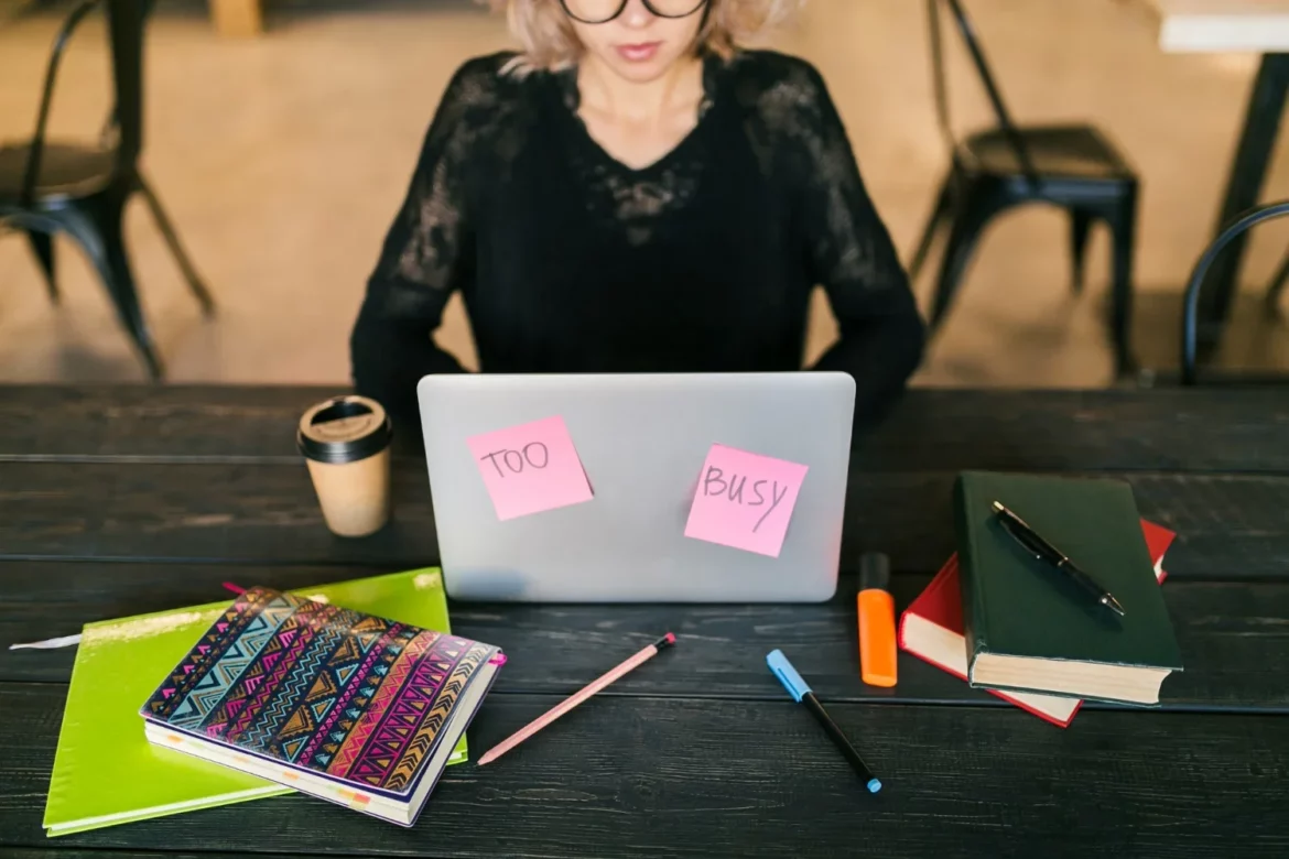 un étudiant qui travail en freelance